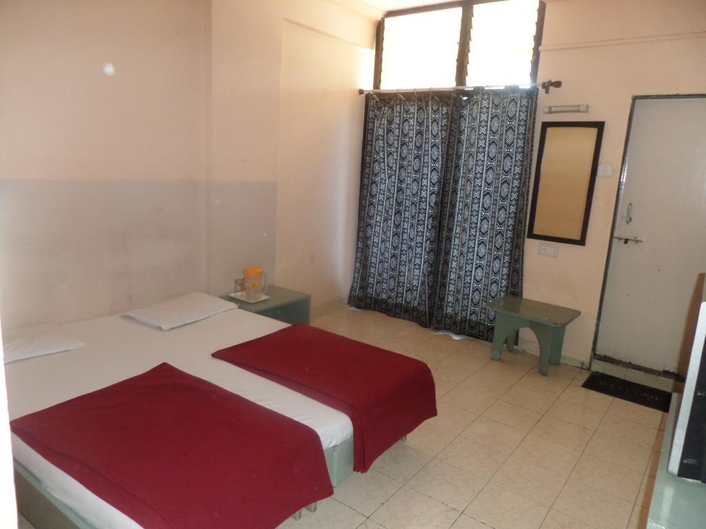 Oyo Flagship 37830 Hotel Aakar International ساتارا المظهر الخارجي الصورة