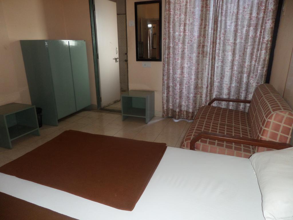 Oyo Flagship 37830 Hotel Aakar International ساتارا المظهر الخارجي الصورة