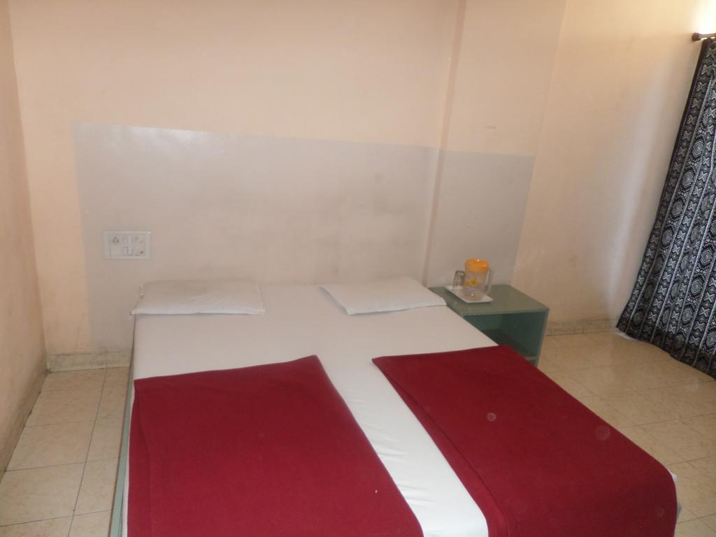 Oyo Flagship 37830 Hotel Aakar International ساتارا المظهر الخارجي الصورة