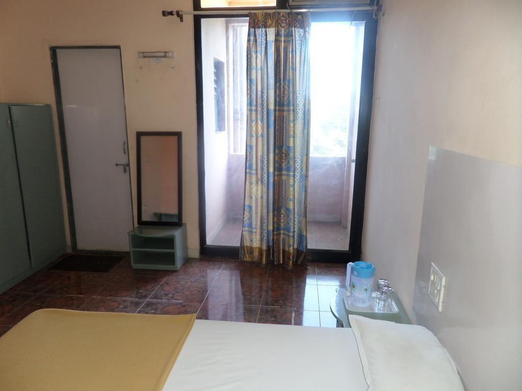 Oyo Flagship 37830 Hotel Aakar International ساتارا المظهر الخارجي الصورة
