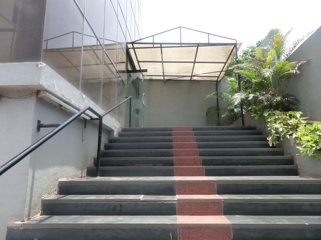 Oyo Flagship 37830 Hotel Aakar International ساتارا المظهر الخارجي الصورة