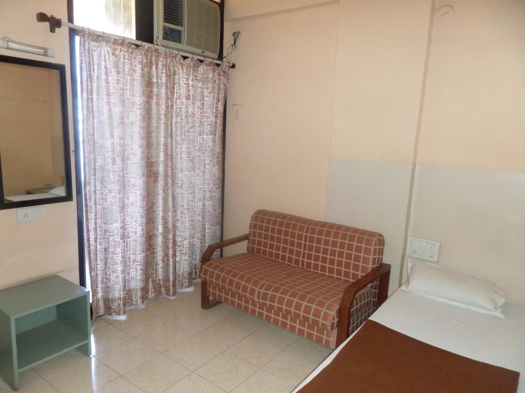 Oyo Flagship 37830 Hotel Aakar International ساتارا المظهر الخارجي الصورة