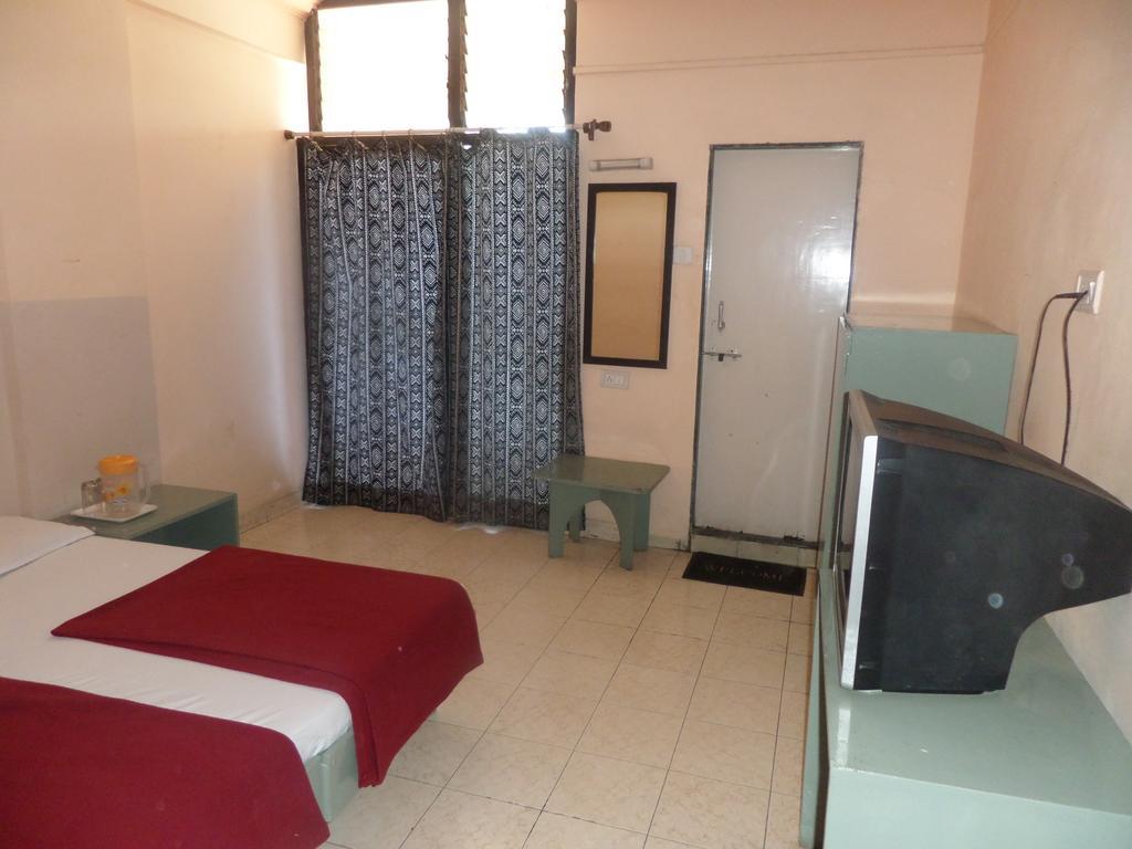 Oyo Flagship 37830 Hotel Aakar International ساتارا المظهر الخارجي الصورة