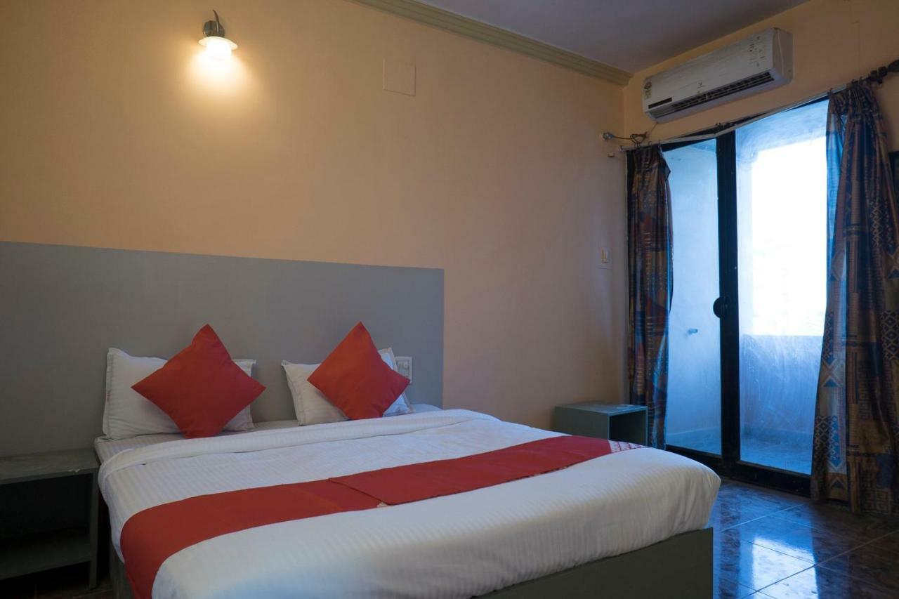 Oyo Flagship 37830 Hotel Aakar International ساتارا المظهر الخارجي الصورة