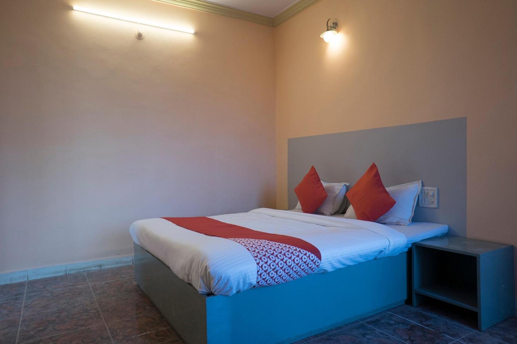 Oyo Flagship 37830 Hotel Aakar International ساتارا المظهر الخارجي الصورة