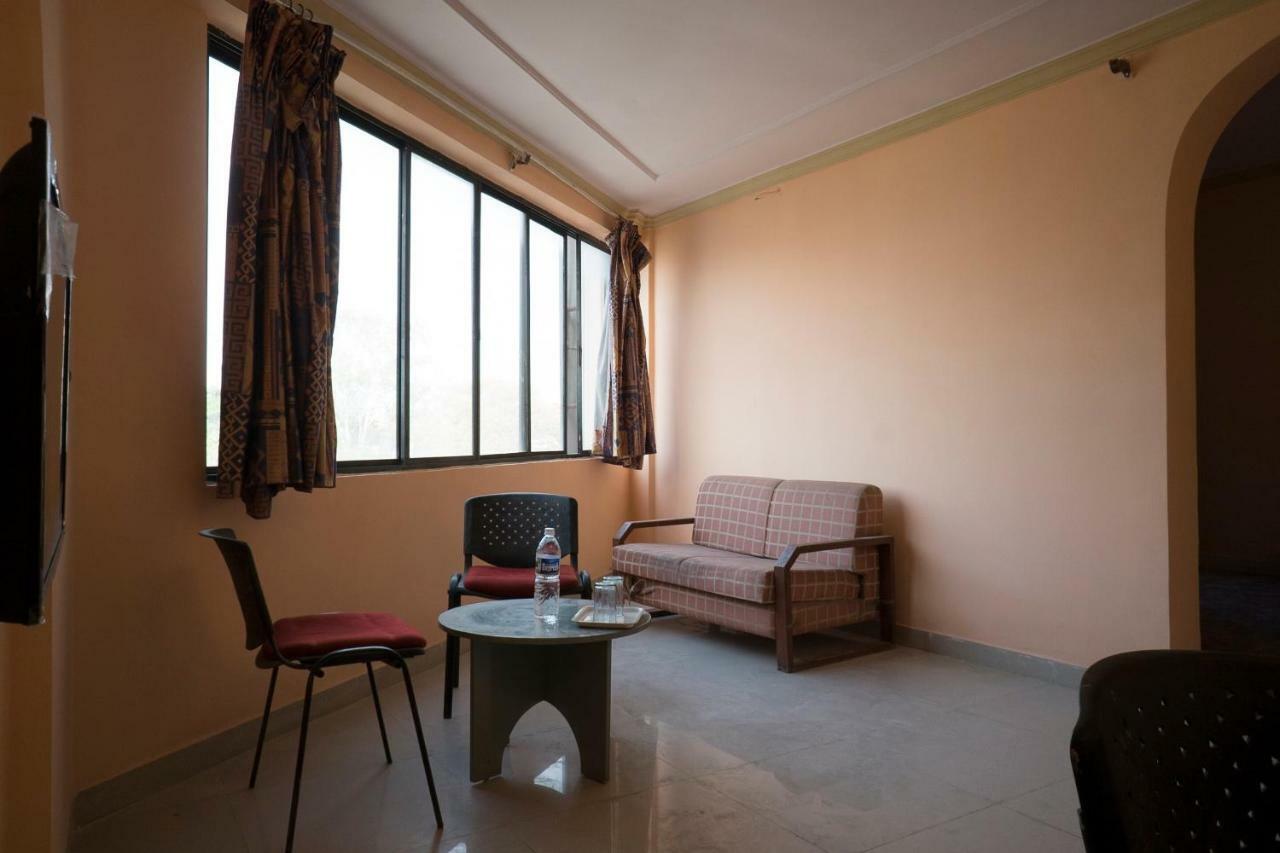 Oyo Flagship 37830 Hotel Aakar International ساتارا المظهر الخارجي الصورة